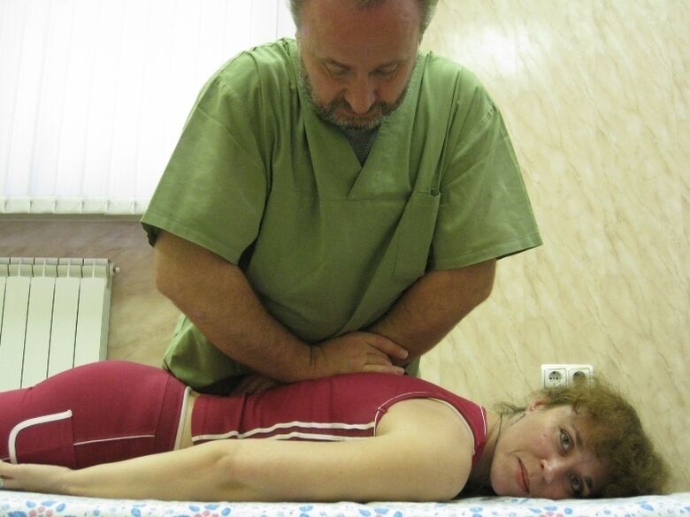 Een vrouw ondergaat een massagecursus om thoracale osteochondrose te elimineren